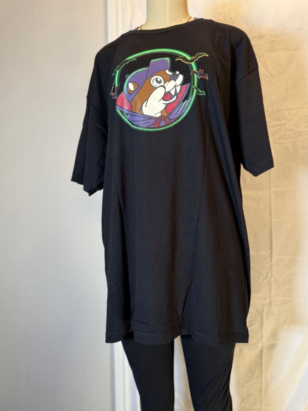 Buc-ee's 2026 Halloween Tshirt Large w/glow accents & Trick or treat bag! NWT! - Picture 4 of 6